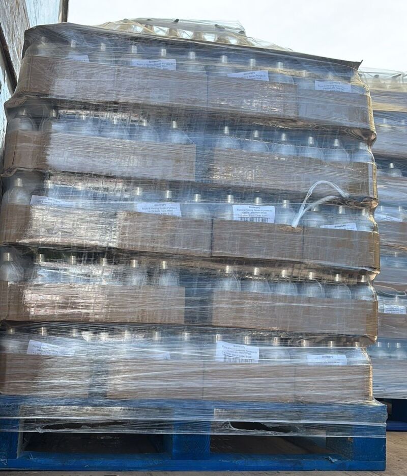 Image for the Tweet beginning: 🚛💧 Fragile but fast! Pallets
